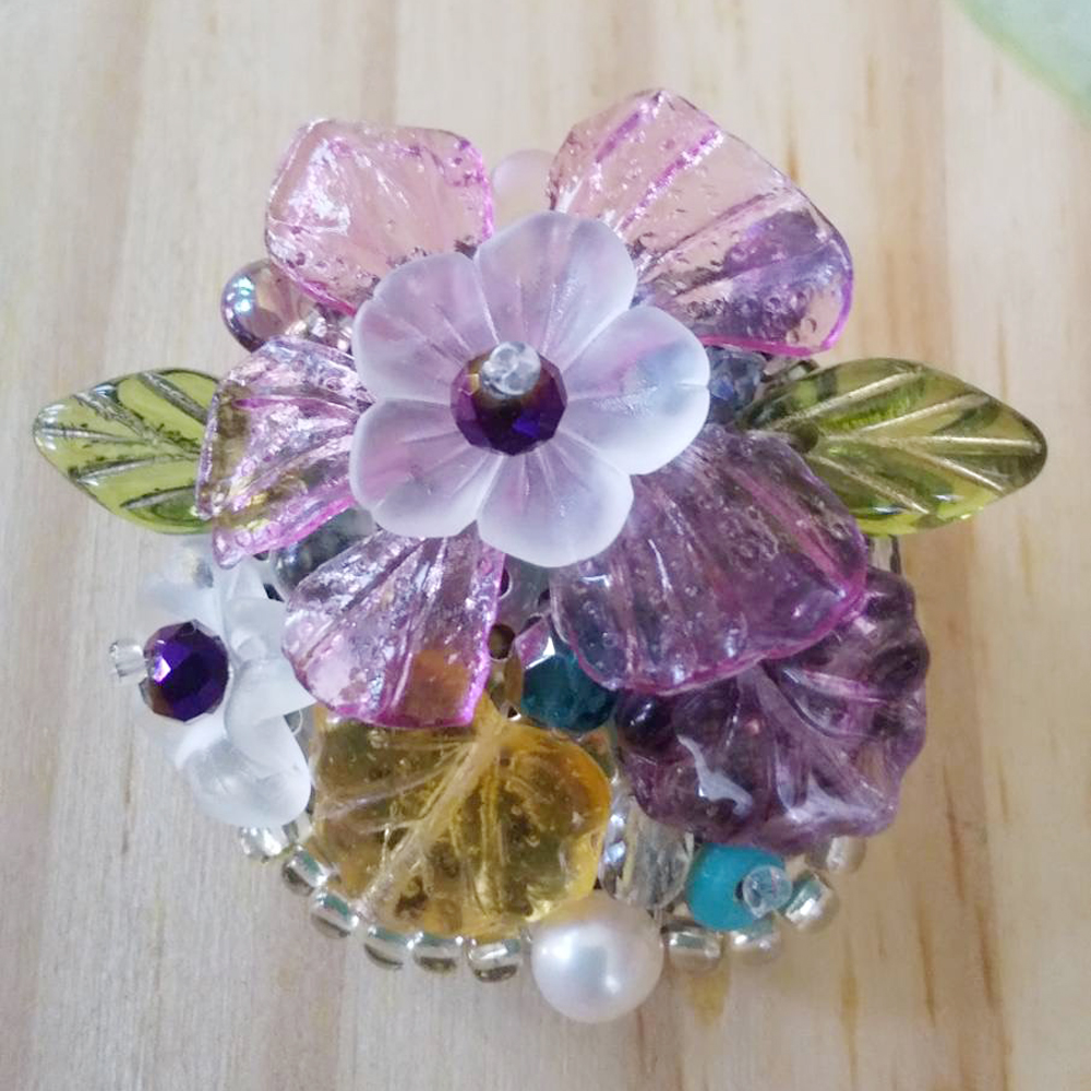 透明感のある優しい印象の花ブローチ