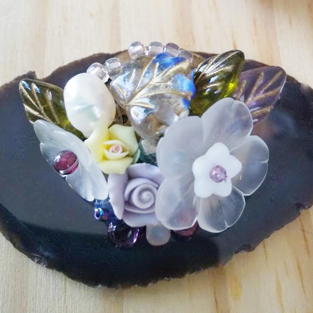 草花とパールがあしらわれた大人可愛いブローチ