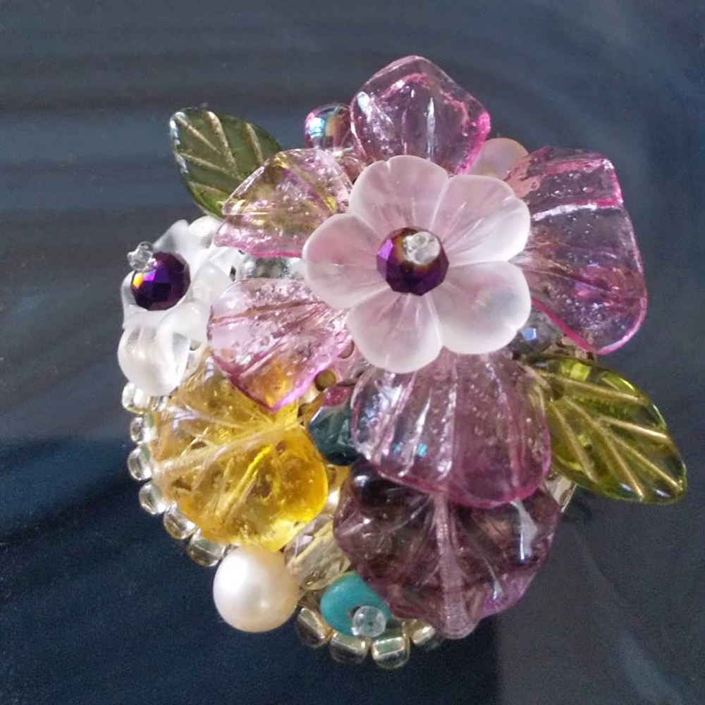 透明感のある優しい印象の花ブローチ