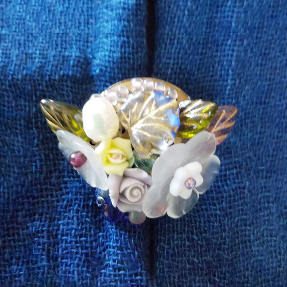 草花とパールがあしらわれた大人可愛いブローチ