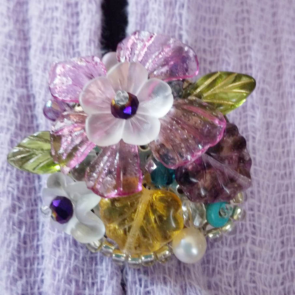 透明感のある優しい印象の花ブローチ