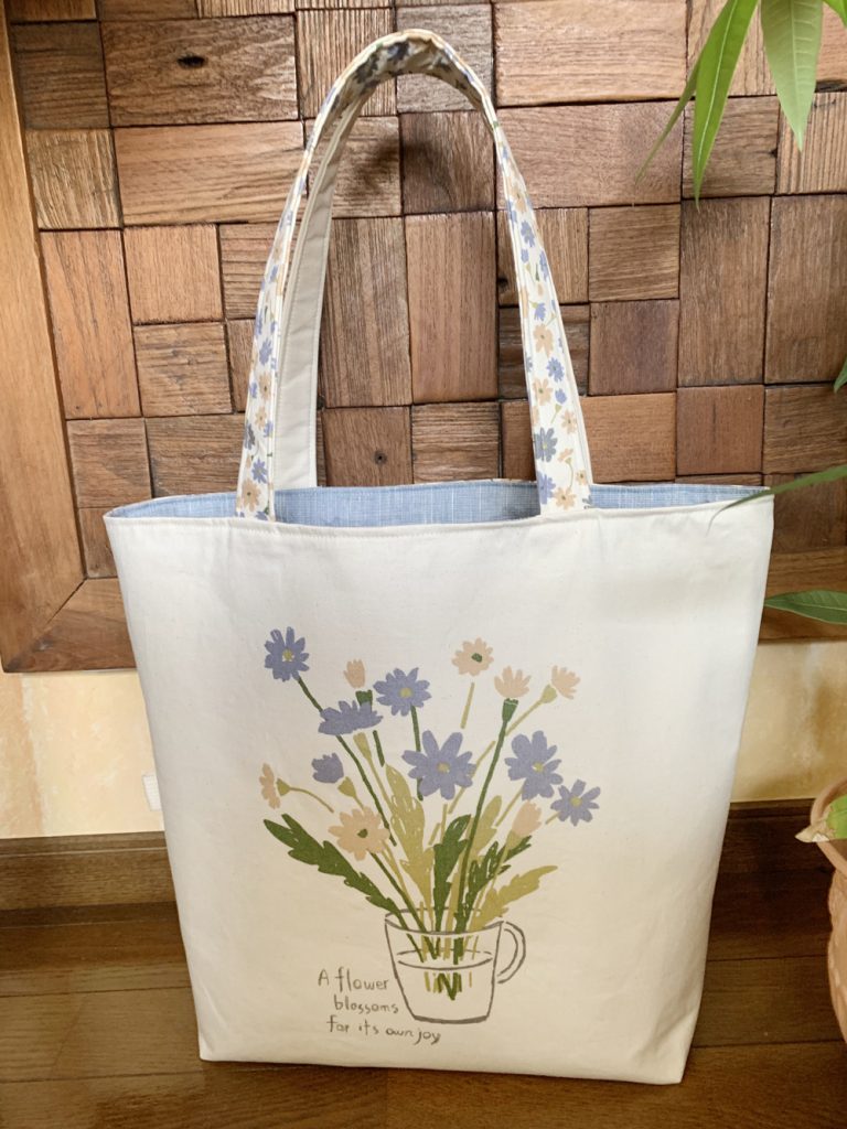 しっかりした記事で優しい花柄のトートバッグ