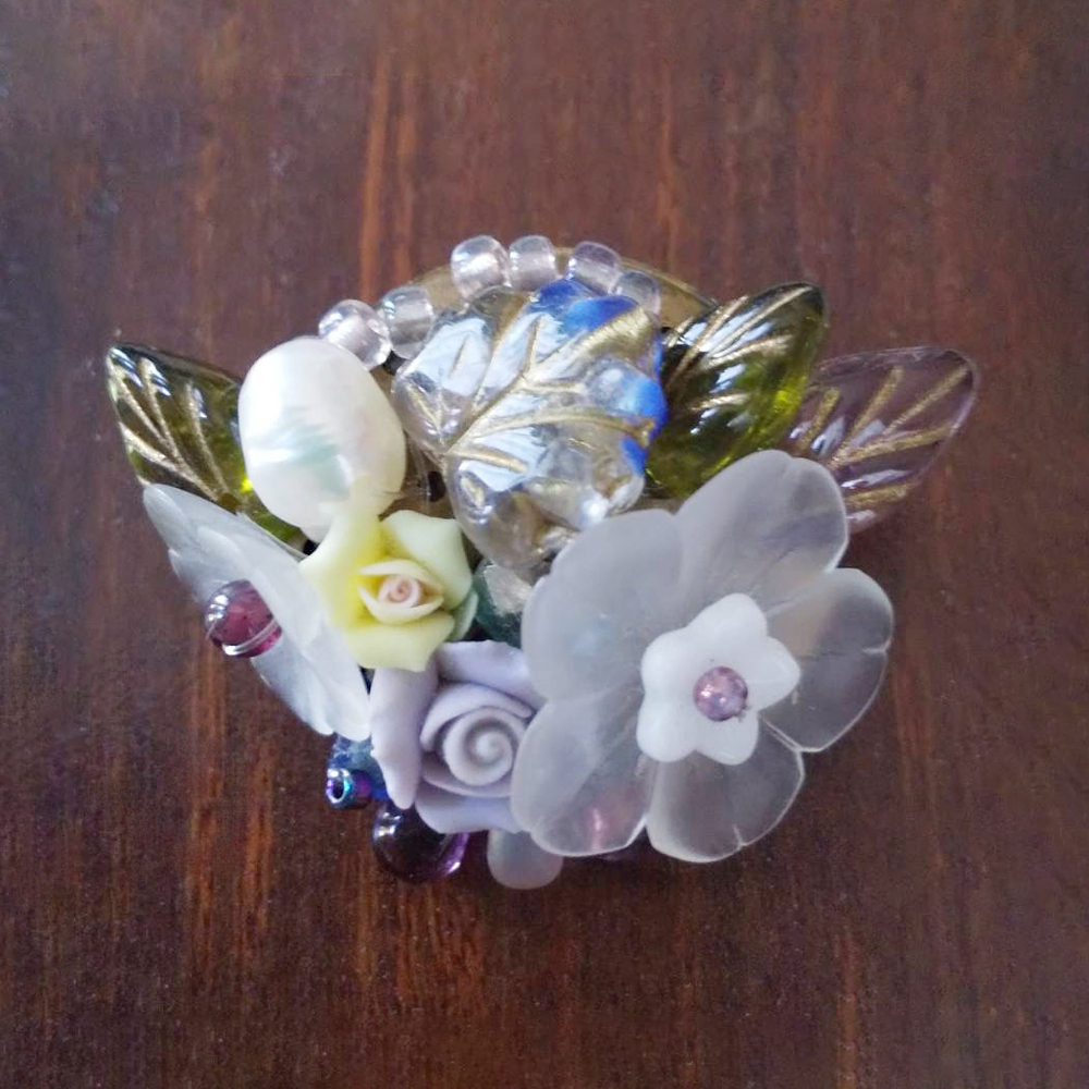 草花とパールがあしらわれた大人可愛いブローチ