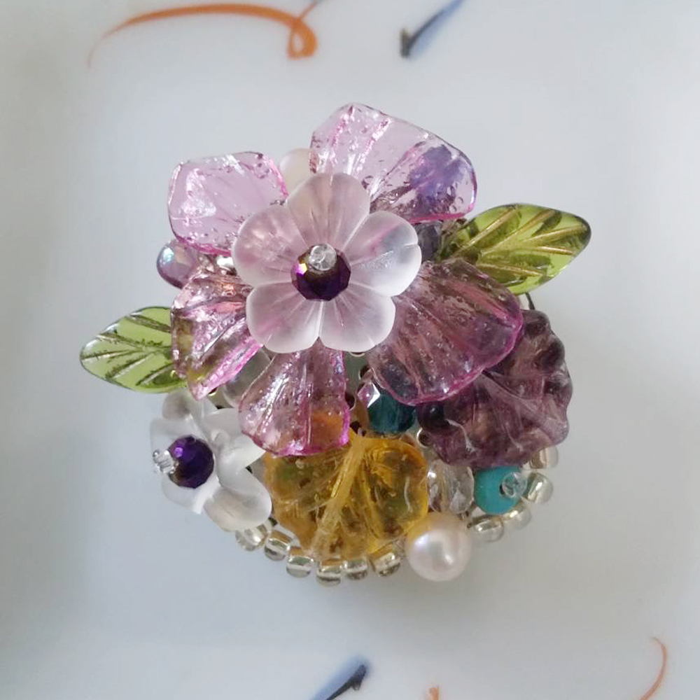 透明感のある優しい印象の花ブローチ