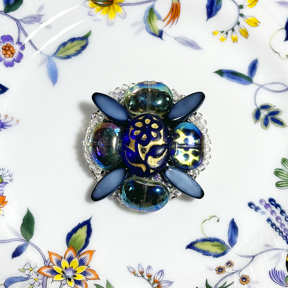 透明な青いビーズが綺麗なブローチ