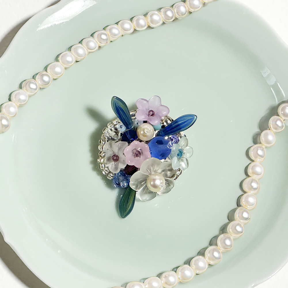 パールやアンティークフラワービーズでまとめたブローチ